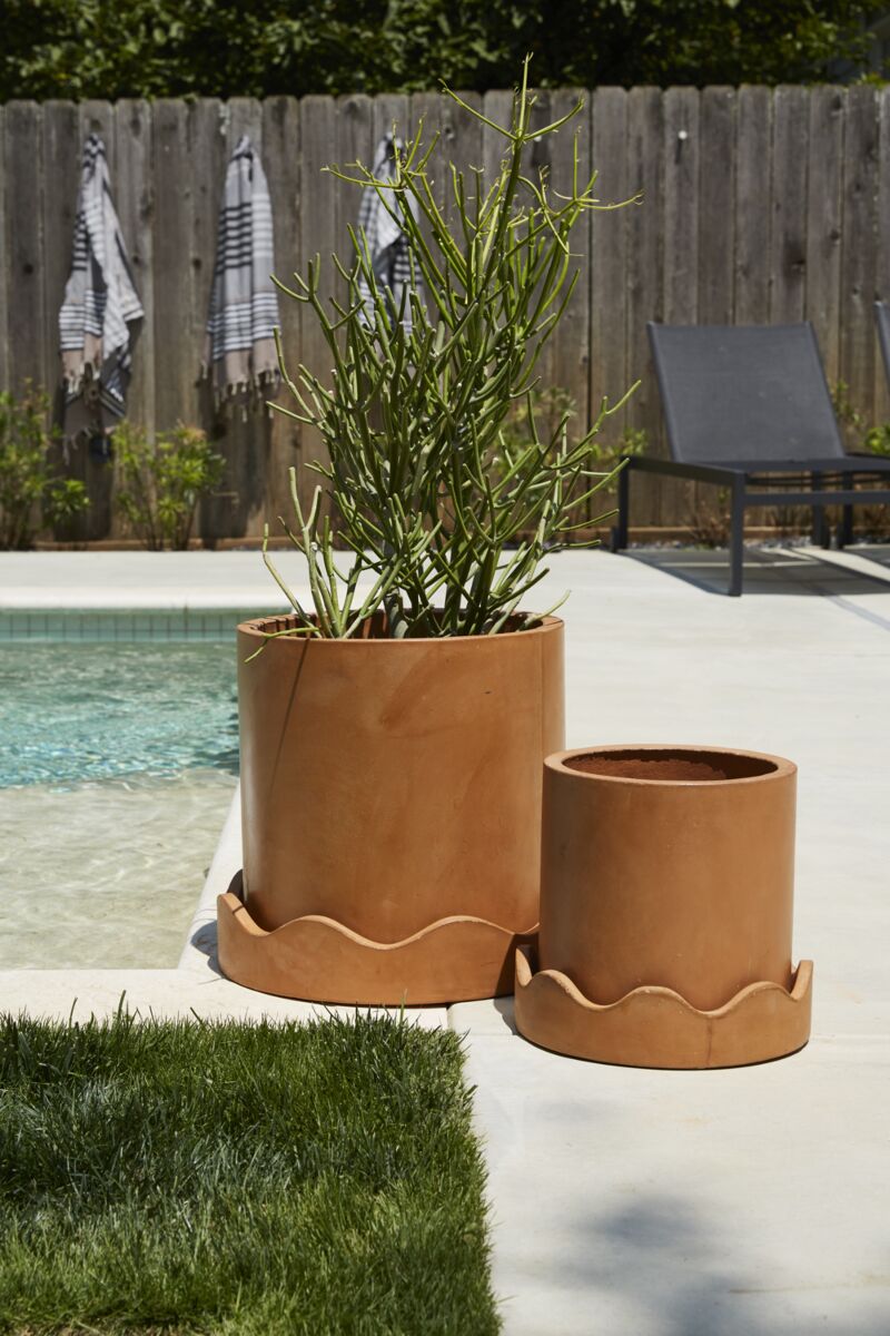 Concrete Pot with Wavy Saucer
